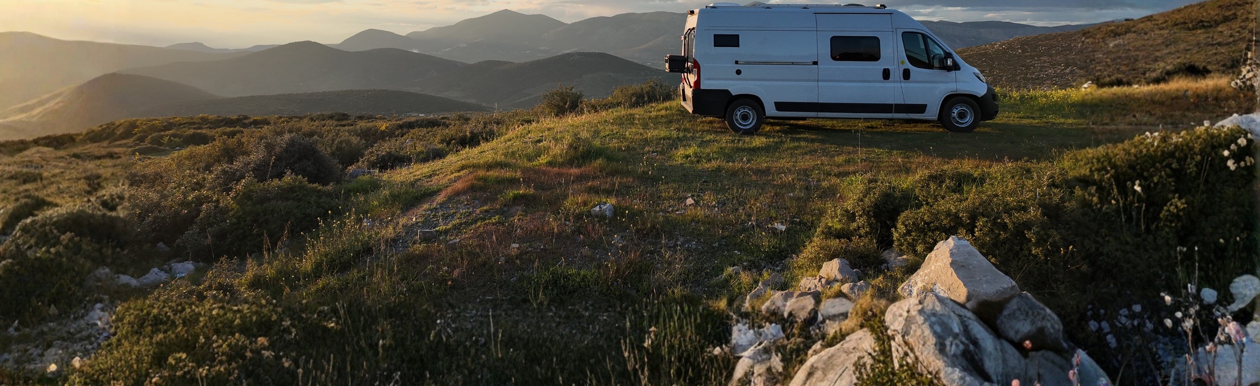 Unser Camper bei Sonnenuntergang in den Bergen